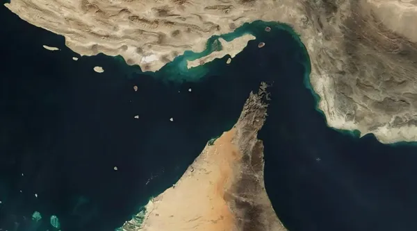 مقتل بحار جديد في مضيق هرمز: لماذا لا تزال حاوياتك القادمة من الصين إلى الخليج في خطر؟