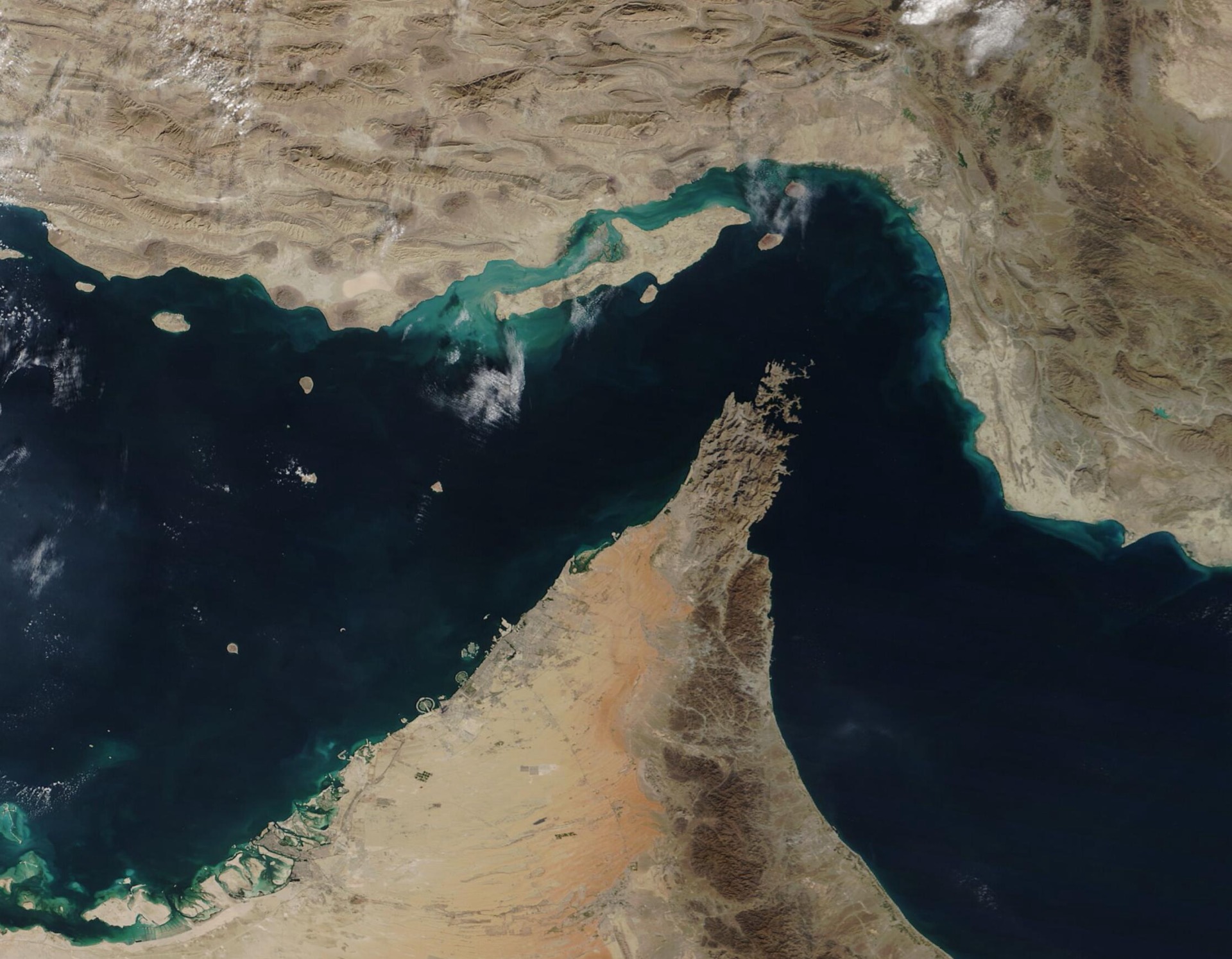 حركة الملاحة في مضيق هرمز لا تظهر أي علامة استئناف: بيانات لويدز الأخيرة وما تعنيها للشحن من الصين إلى الخليج